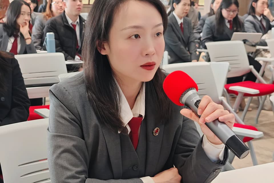 蔡莉雅律师在律所年度案例大赛上发言
